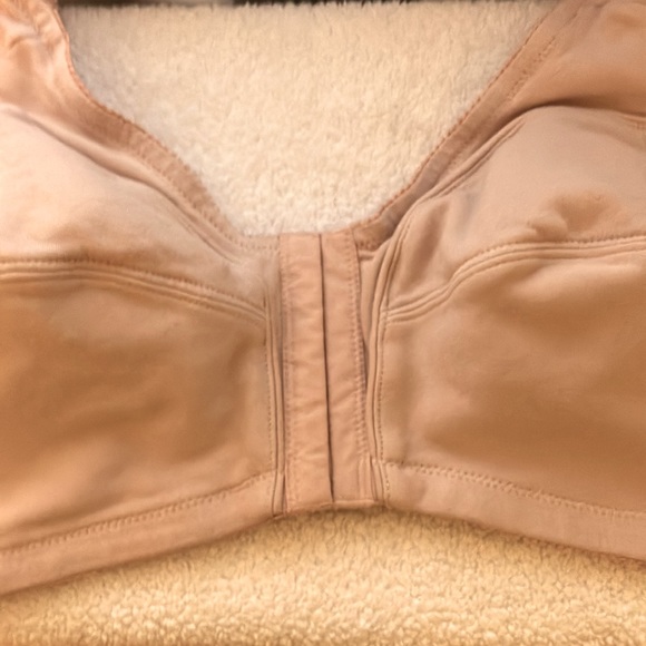 Woman’s 2 bras for only $13.One is solid light pink with front closure - Picture 5 of 7